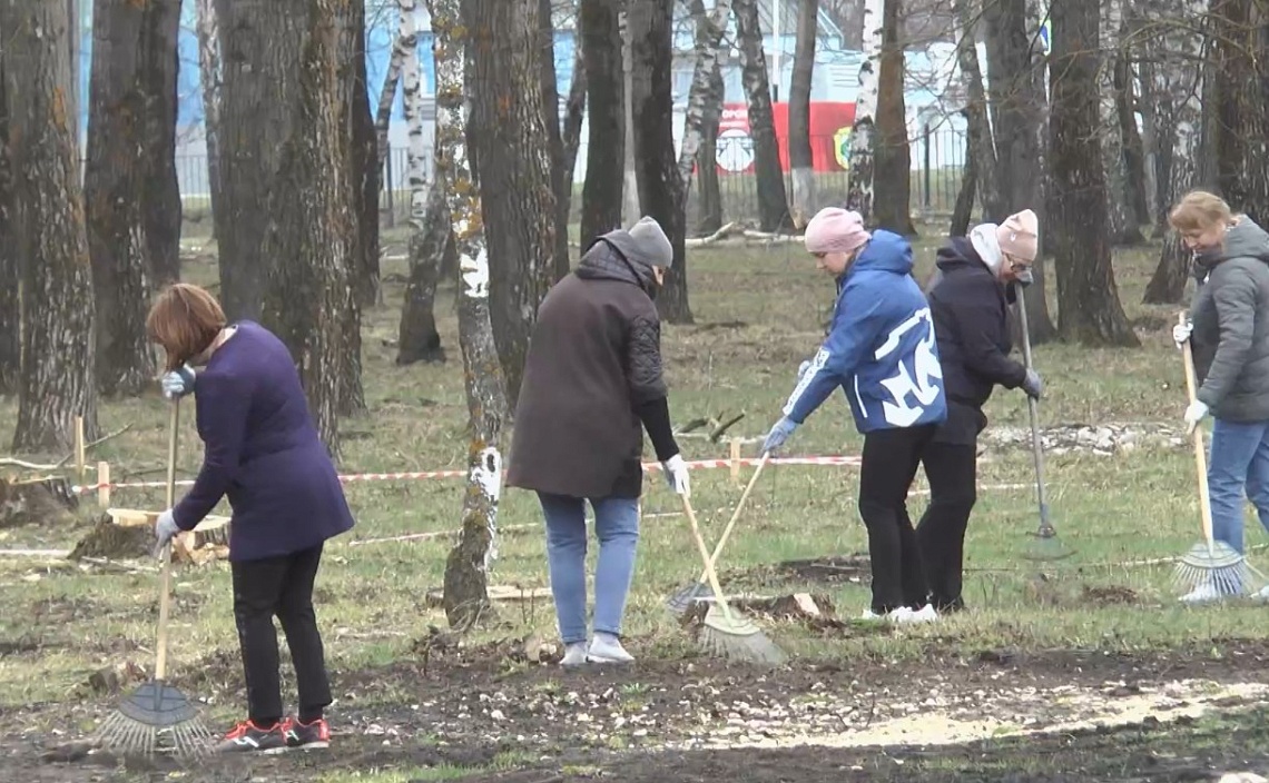 В Каменке прошел масштабный субботник в сквере воинов-интернационалистов